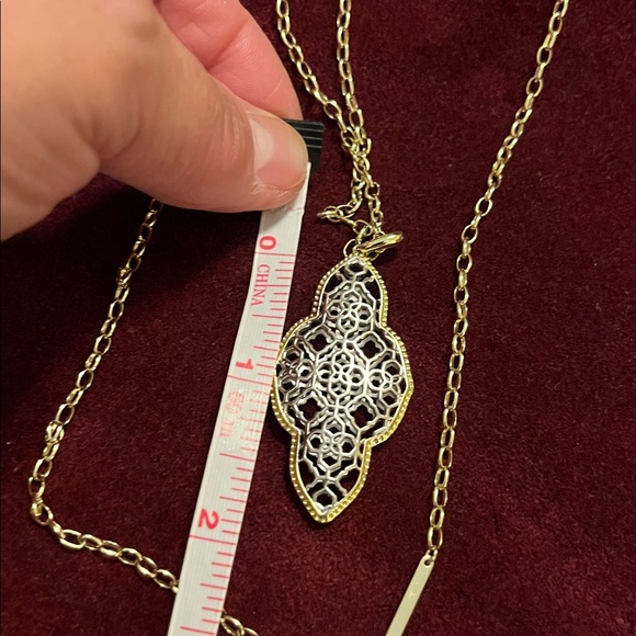 Kendra Scott Abbie long pendant NWT - Picture 5 of 13
